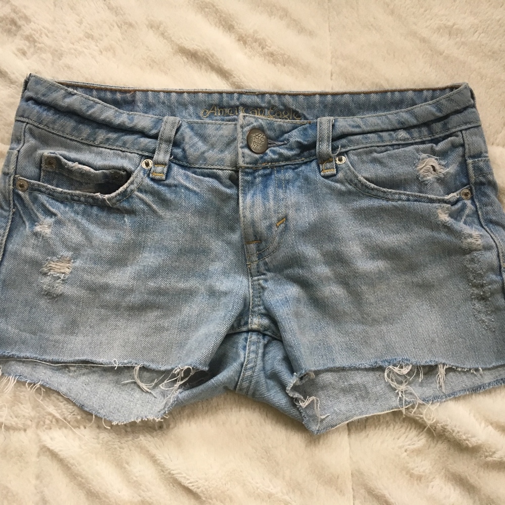 VINTAGE Lightwash American Eagle Jean Shorts!
